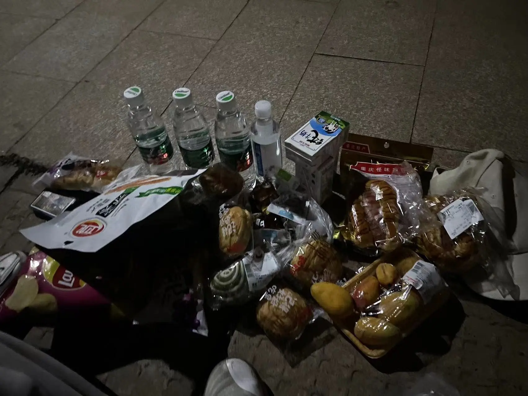 一堆零食