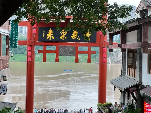 走到了江边，渡轮就会经过这里
