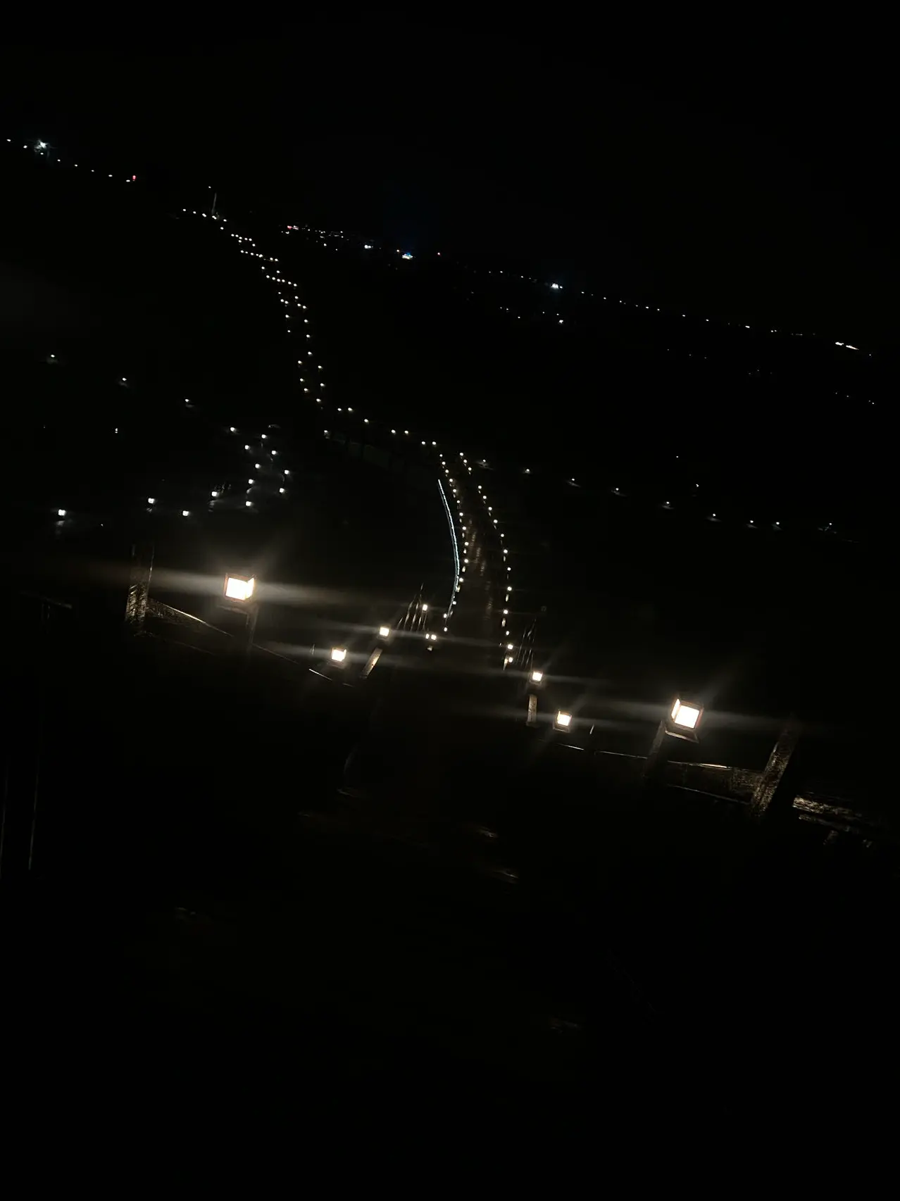 通往山顶的栈道