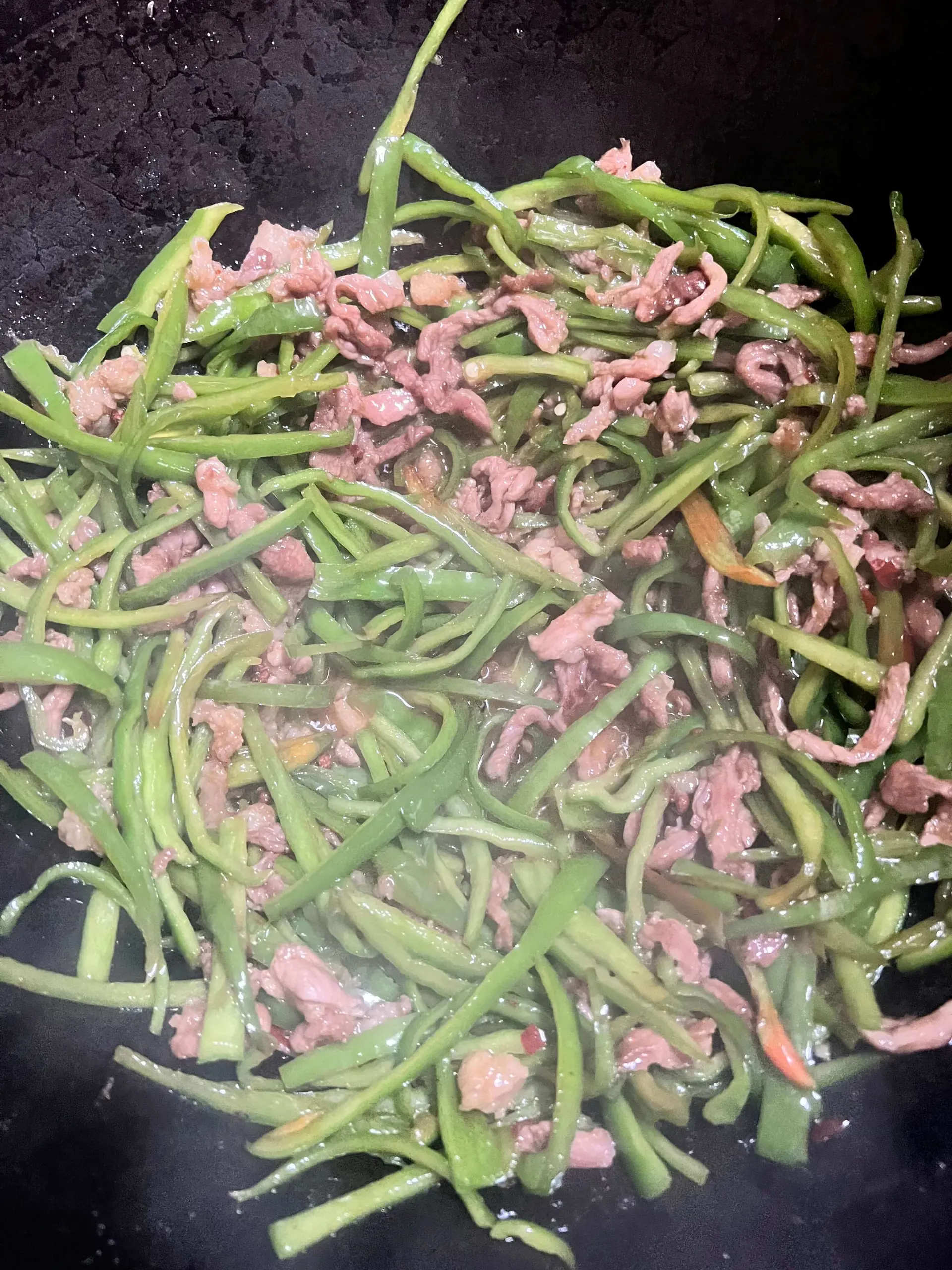 锅中的青椒肉丝
