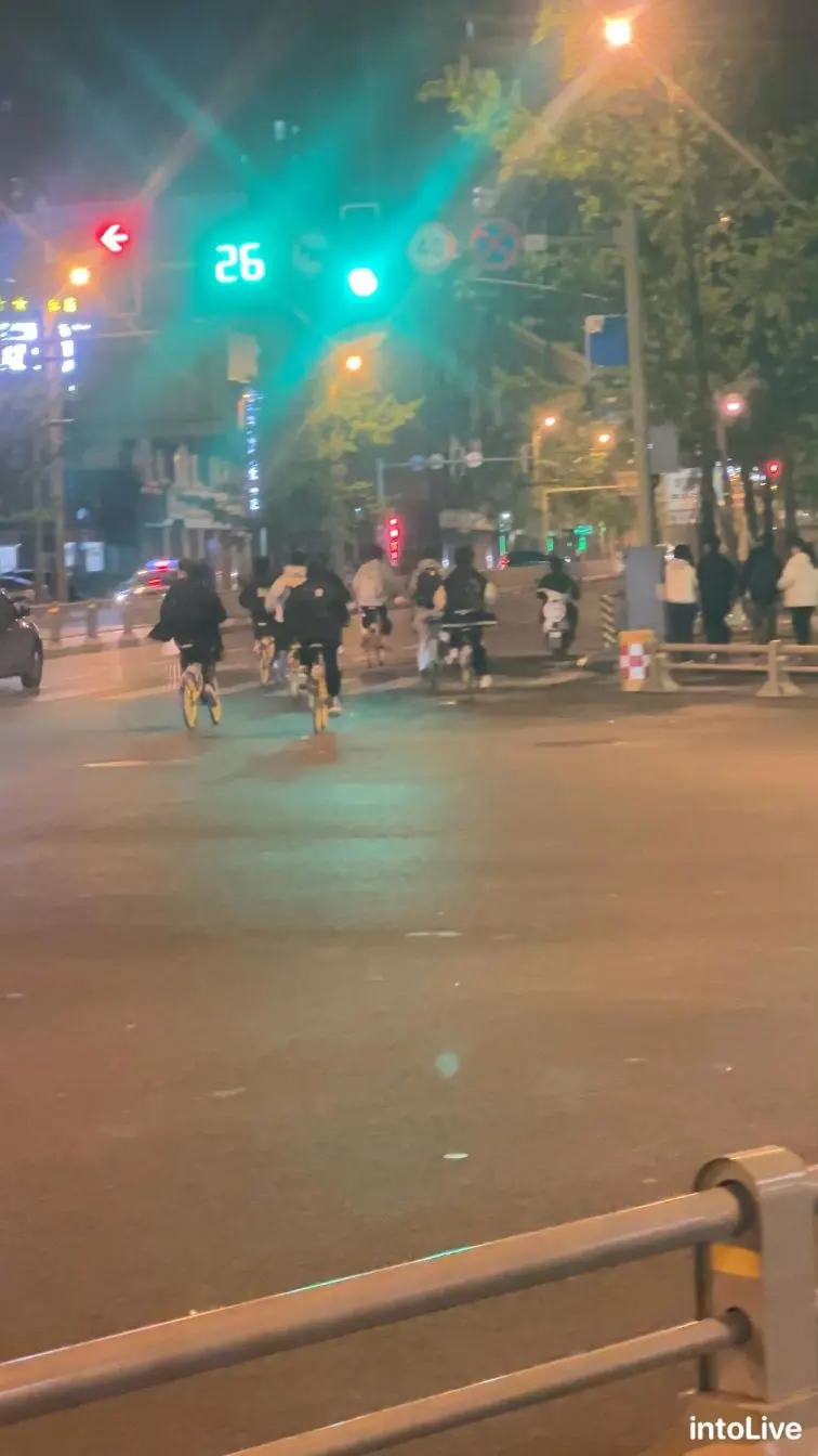 去爬山的大学生们