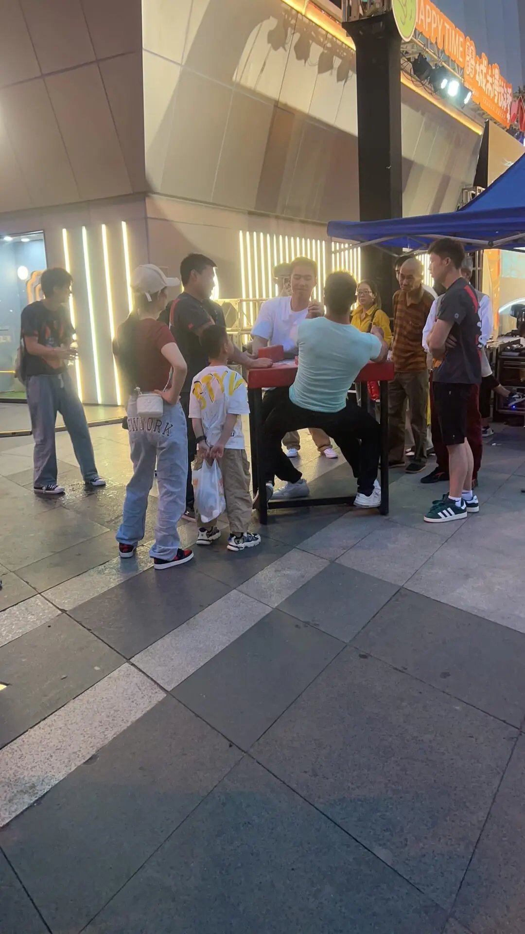 回家时看见万达外边掰手腕比赛